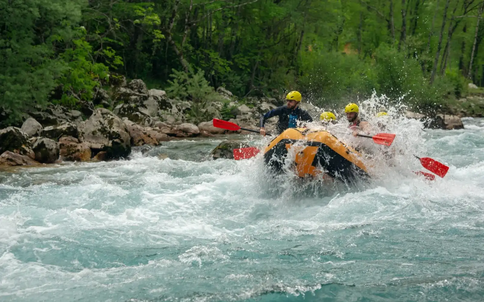 Rafting na Tari u maju: visok vodostaj, jaki brzaci i hladna voda