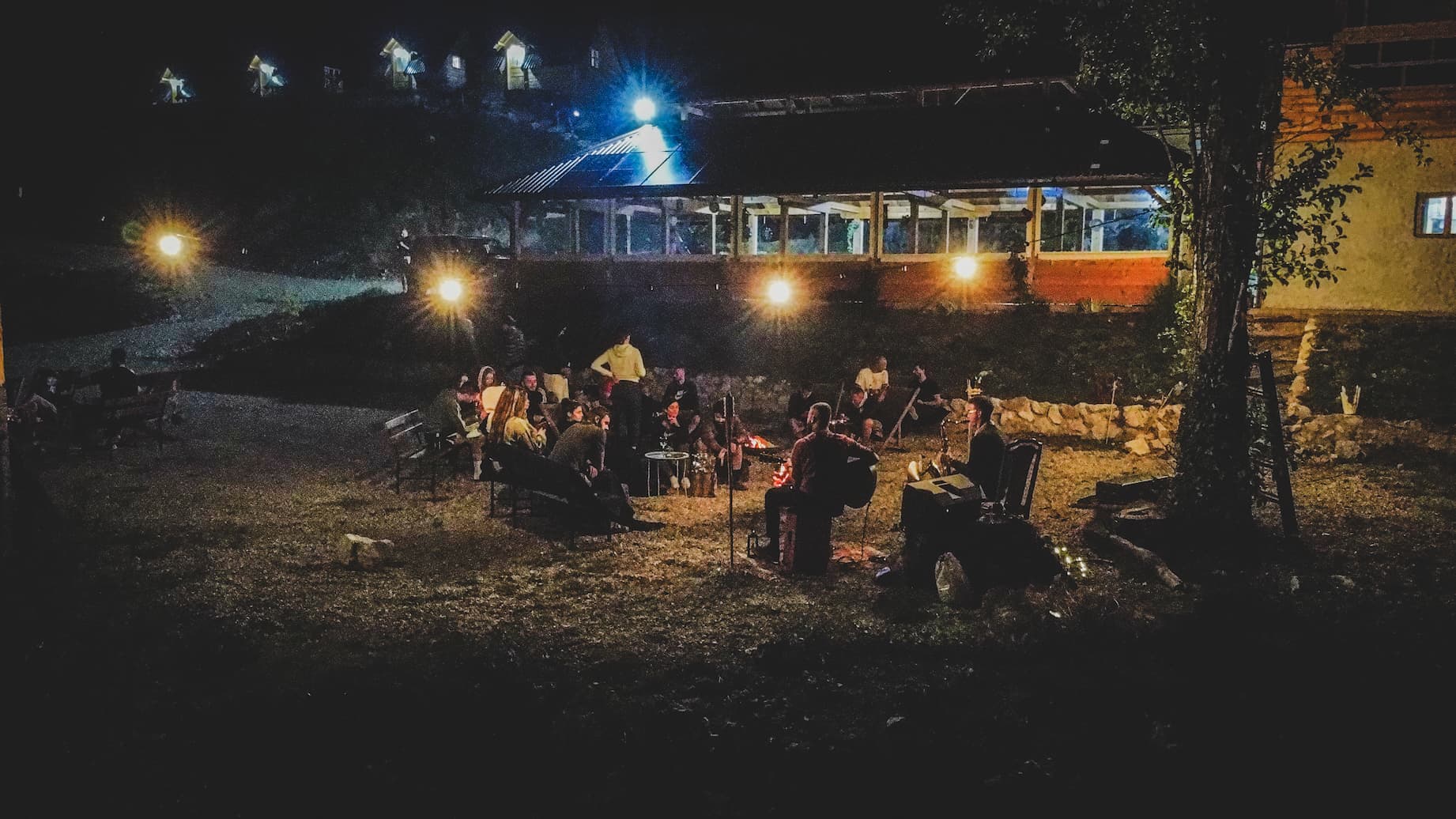 Večernja žurka u Rafting kampu Eden